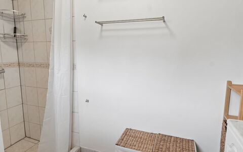 Elisej - 350M from the Sea: Piso, Suelo, Diseño De Interiores, Habitación, Arreglo De Tubería, Plomería, Techo, Departamento, Cortina De La Ducha, Loseta