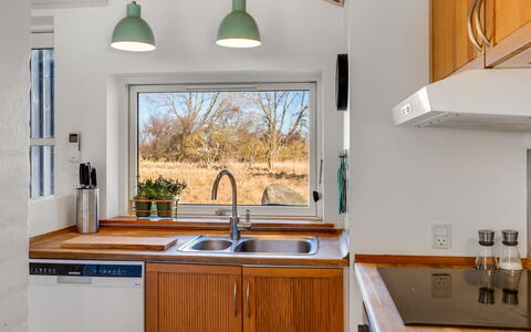 Svenne - 600M from the Sea: Cocina, Aparato De Cocina, Mostrador, Fregadero, Madera, Diseño De Interiores, Electrodoméstico, Arreglo De Tubería, Lavabo, Piso