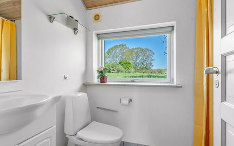 Svenne - 600M from the Sea: Arreglo De Tubería, Piso, Suelo, Plomería, Techo, Grifo, Baño, Baño, Lavabo, Lavabo Del Baño