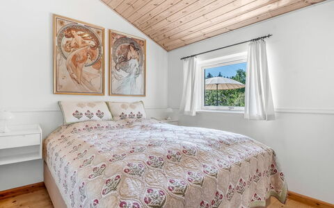 Svenne - 600M from the Sea: Cama, Habitación, Sábana, Madera, Lecho, Diseño De Interiores, Mueble, Techo, Casa, Linos