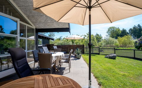Svenne - 600M from the Sea: Mueble, Mueble Para Exteriores, Silla, Mesa Al Aire Libre, Sombra, Mesa, Porche, Cocina Y Comedor Mesa, Paraguas, Cubierta
