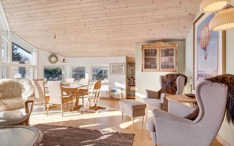 Svenne - 600M from the Sea: Mueble, Diseño De Interiores, Madera, Techo, Piso, Suelo, Casa, Sala, Habitación, Sofá