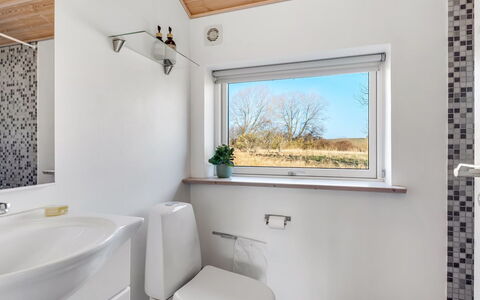Svenne - 600M from the Sea: Arreglo De Tubería, Pared, Diseño De Interiores, Piso, Baño, Techo, Suelo, Grifo, Lavabo, Plomería