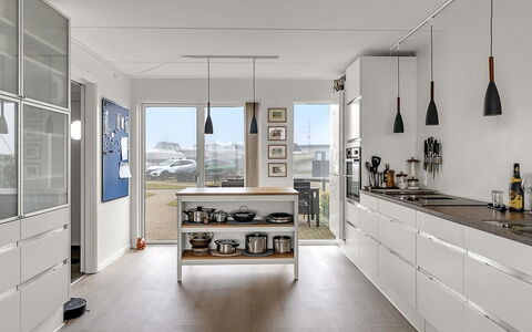 Suna - 95M from the Sea: Cocina, Aparato De Cocina, Mostrador, Mueble, Diseño De Interiores, Piso, Gabinetes, Electrodoméstico, Madera, Electrodoméstico