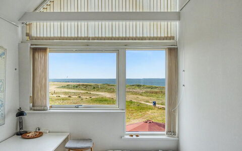 Suna - 95M from the Sea: Habitación, Techo, Cama, La Luz Del Día, Lecho, Sábana, Linos, Almohada
