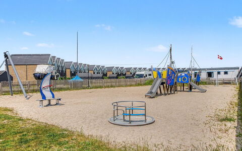 Suna - 95M from the Sea: Cielo, Azul, Espacio Publico, Equipo De Juego Exterior, Sombra, Polo, Arena, Patio De Recreo, Cerca
