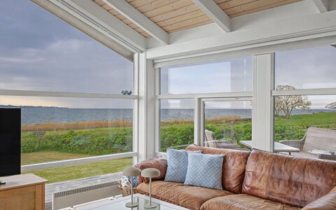 Imelda - 75M from the Sea: Diseño De Interiores, Madera, Techo, Piso, Mueble, Suelo, Sofá, Sala, Encendiendo, Habitación