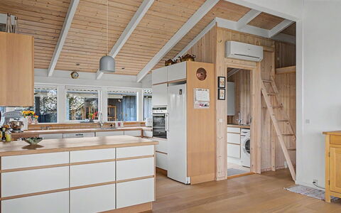 Imelda - 75M from the Sea: Piso, Madera, Diseño De Interiores, Techo, Suelo, Mueble, Cocina, Suelos De Madera, Lámpara, Gabinetes