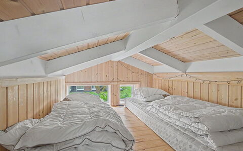 Imelda - 75M from the Sea: Madera, Habitación, Lecho, Cama, Sábana, Techo, Linos, Marco De La Cama, Madera Dura, Ático