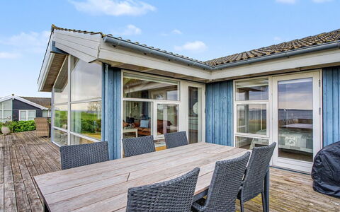 Imelda - 75M from the Sea: Madera, Casa, Techo, Puerta, Cabaña, Cubierta, Porche, Tablón, Madera Dura, Sombra
