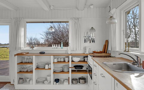 Verene - 725M from the Sea: Cocina, Mostrador, Madera, Diseño De Interiores, Aparato De Cocina, Piso, Gabinetes, Techo, Mueble, Fregadero