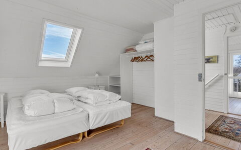 Verene - 725M from the Sea: Piso, Suelo, Madera, Techo, Suelos De Madera, Habitación, Madera Dura, Tablón, Manchas De Madera, Cama