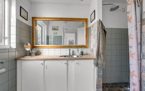Verene - 725M from the Sea: Arreglo De Tubería, Pared, Lavabo, Lavabo Del Baño, Diseño De Interiores, Piso, Grifo, Baño, Suelo, Plomería