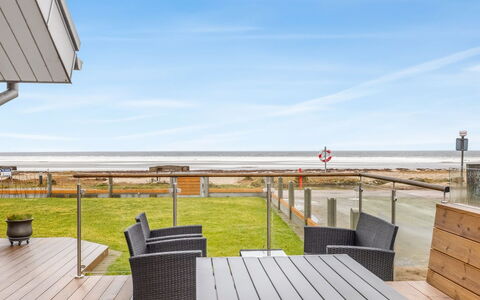 Ioar - 10M from the Sea: Madera, Jardín, Patio Interior, El Terreno Del Lote, Casa, Techo, Sombra, Cubierta, Madera Dura, Yarda