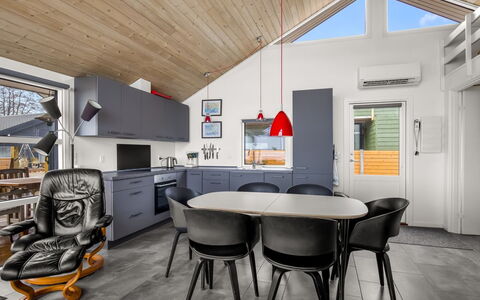 Ioar - 10M from the Sea: Madera, Techo, Diseño De Interiores, Mueble, Piso, Suelo, Habitación, Casa, Silla, Cocina