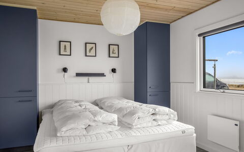 Ioar - 10M from the Sea: Mueble, Habitación, Cama, Madera, Diseño De Interiores, Sábana, Suelo, Lecho, Piso, Techo