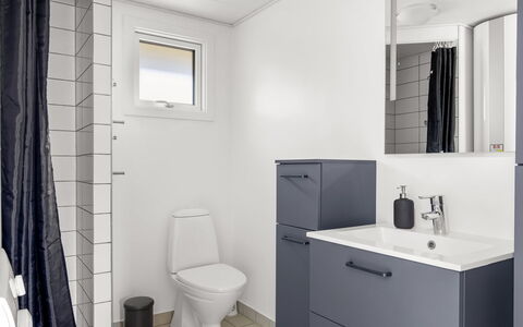Ioar - 10M from the Sea: Arreglo De Tubería, Asiento Del Baño, Piso, Lavabo, Diseño De Interiores, Suelo, Baño, Baño, Mueble De Baño, Lavabo Del Baño