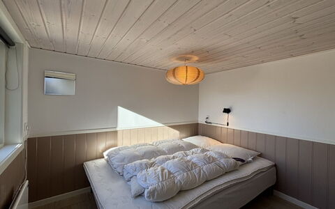 Ioar - 10M from the Sea: Habitación, Madera, Diseño De Interiores, Piso, Techo, Cama, Suelo, Sábana, Mueble, Lecho