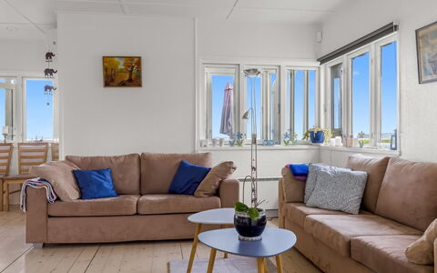 Elodie - 10M from the Sea: Mueble, Diseño De Interiores, Sofá, Piso, Suelo, Madera, Sala, Techo, Habitación, Departamento