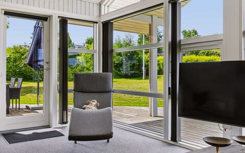 Hedvig - 500M from the Sea: Mueble, Diseño De Interiores, Piso, Silla, Suelo, Techo, Casa, Sala, Vaso