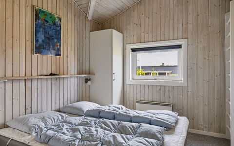 Hedvig - 500M from the Sea: Habitación, Madera, Cama, Sábana, Techo, Diseño De Interiores, Lecho, Suelo, Piso, Marco De La Cama