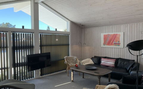 Hedvig - 500M from the Sea: Diseño De Interiores, Madera, Techo, Mueble, Piso, Suelo, Habitación, Silla, Sala, Lámpara