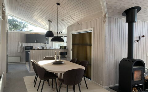 Hedvig - 500M from the Sea: Madera, Techo, Diseño De Interiores, Piso, Suelo, Lámpara, Habitación, Mueble, Sala, Electrodoméstico