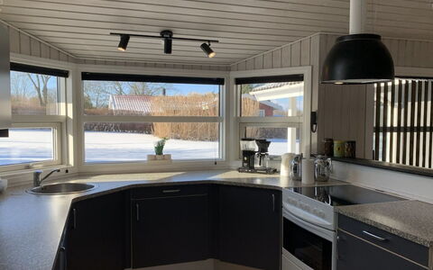 Hedvig - 500M from the Sea: Diseño De Interiores, Techo, Lámpara, Mostrador, Cocina, Vaso, Gabinetes, Aparato De Cocina, Electrodoméstico