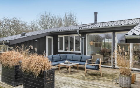Jurgis - 300M from the Sea: Mueble, Mueble Para Exteriores, Vajilla, Mesa, Drinkware, Silla, Mesa Al Aire Libre, Comida, Botella