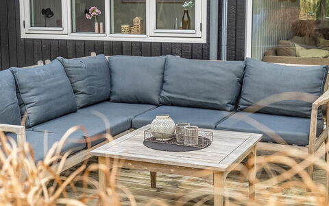 Jurgis - 300M from the Sea: Mueble, Mueble Para Exteriores, Vajilla, Mesa, Drinkware, Silla, Mesa Al Aire Libre, Comida, Botella