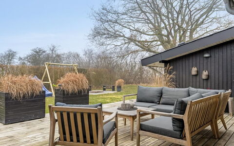 Jurgis - 300M from the Sea: Mueble, Mueble Para Exteriores, Vajilla, Mesa, Drinkware, Silla, Mesa Al Aire Libre, Comida, Botella