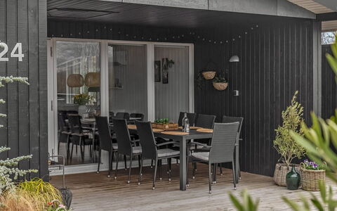 Jurgis - 300M from the Sea: Mueble, Mueble Para Exteriores, Vajilla, Mesa, Drinkware, Silla, Mesa Al Aire Libre, Comida, Botella