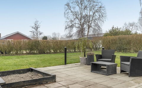 Jurgis - 300M from the Sea: Mueble, Mueble Para Exteriores, Vajilla, Mesa, Drinkware, Silla, Mesa Al Aire Libre, Comida, Botella