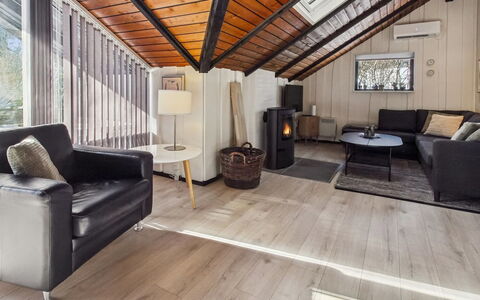 Sölvy - 30Km from the Sea: Mueble, Diseño De Interiores, Piso, Suelo, Madera, Techo, Sofá, Suelos De Madera, Sala, Encendiendo