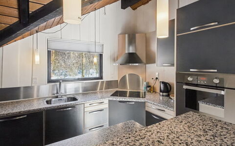 Sölvy - 30Km from the Sea: Cocina, Mostrador, Diseño De Interiores, Aparato De Cocina, Electrodoméstico, Techo, Piso, Lámpara, Gabinetes, Fregadero