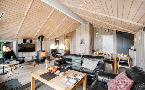 Ljuba - 40Km from the Sea: Madera, Techo, Casa, Diseño De Interiores, Mueble, Sala, Cabaña, Madera Dura, Cuarto De Troncos, Silla