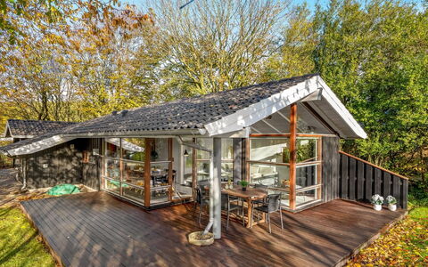 Esbern - 3.7Km from the Sea: Mueble, Mueble Para Exteriores, Vajilla, Mesa, Drinkware, Silla, Mesa Al Aire Libre, Comida, Botella