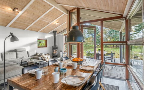 Esbern - 3.7Km from the Sea: Mueble, Mueble Para Exteriores, Vajilla, Mesa, Drinkware, Silla, Mesa Al Aire Libre, Comida, Botella