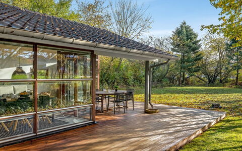 Esbern - 3.7Km from the Sea: Mueble, Mueble Para Exteriores, Vajilla, Mesa, Drinkware, Silla, Mesa Al Aire Libre, Comida, Botella