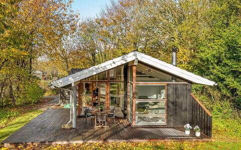 Esbern - 3.7Km from the Sea: Mueble, Mueble Para Exteriores, Vajilla, Mesa, Drinkware, Silla, Mesa Al Aire Libre, Comida, Botella