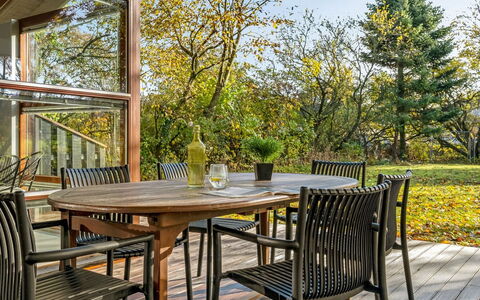 Esbern - 3.7Km from the Sea: Mueble, Mueble Para Exteriores, Vajilla, Mesa, Drinkware, Silla, Mesa Al Aire Libre, Comida, Botella
