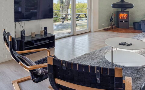Aave - 5Km from the Sea: Mueble, Piso, Diseño De Interiores, Suelo, Madera, Silla, Sala, Suelos De Madera, Encendiendo, Habitación
