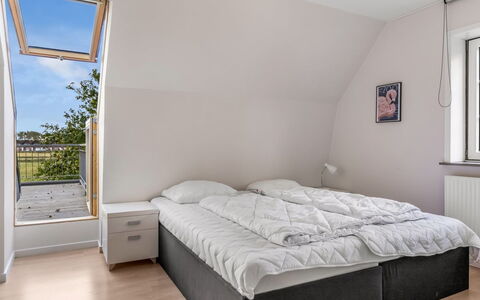 Aave - 5Km from the Sea: Madera, Piso, Habitación, Diseño De Interiores, Suelo, Cama, Mueble, Suelos De Madera, Techo, Casa