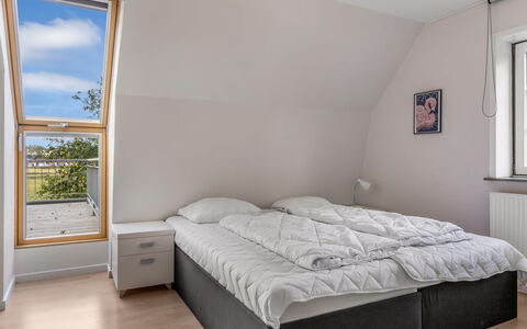 Aave - 5Km from the Sea: Cama, Habitación, Diseño De Interiores, Piso, Suelo, Madera, Mueble, Lecho, Suelos De Madera, Sábana