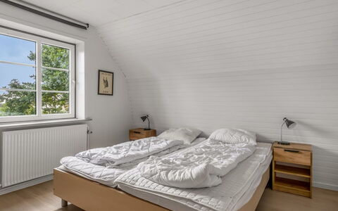 Aave - 5Km from the Sea: Habitación, Cama, Madera, Piso, Suelo, Techo, Diseño De Interiores, Sábana, Lecho, Marco De La Cama