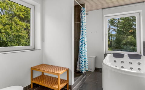 Aave - 5Km from the Sea: Piso, Madera, Diseño De Interiores, Arreglo De Tubería, Suelo, Techo, Plomería, Habitación, Casa, Baño