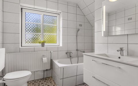 Aave - 5Km from the Sea: Baño, Arreglo De Tubería, Piso, Lavabo, Suelo, Diseño De Interiores, Baño, Lavabo Del Baño, Grifo, Loseta