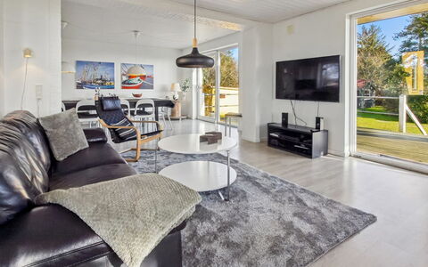 Aave - 5Km from the Sea: Madera, Casa, Mueble, Techo, Cabaña, Sala, Madera Dura, Silla, Suelos De Madera