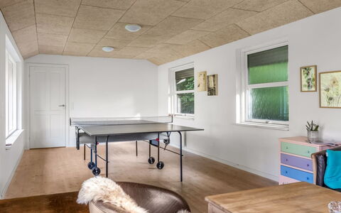 Aave - 5Km from the Sea: Techo, Diseño De Interiores, Piso, Madera, Suelo, Lámpara, Encendiendo, Mueble, Habitación, Manchas De Madera