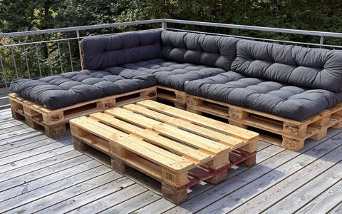 Aave - 5Km from the Sea: Madera, Mueble, Mueble Para Exteriores, Suelo, Piso, Amortiguar, Sofá, Madera Dura, Manchas De Madera